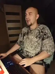 Foxyshaved webcam stripchat model stream image